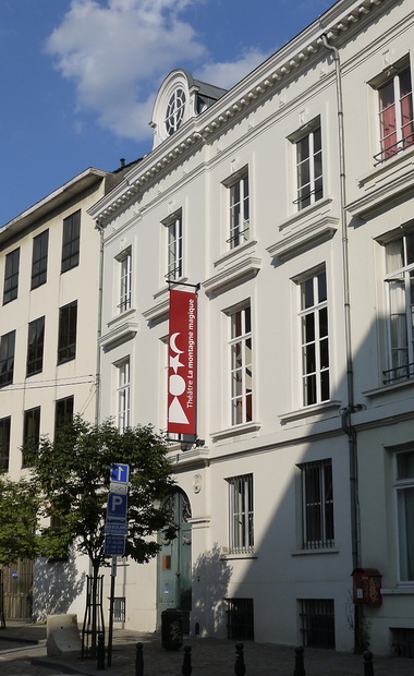Lancienne Salle Patria, situe dans la Rue du Marais, abrite actuellement le thtre de la Montagne magique 