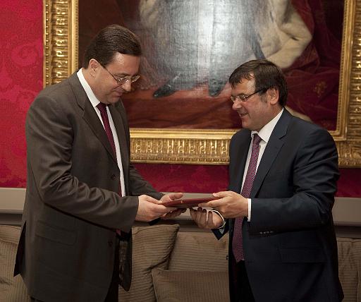 Derrire cette photo se trouve la photo originale, indispensable pour une impression de qualit.