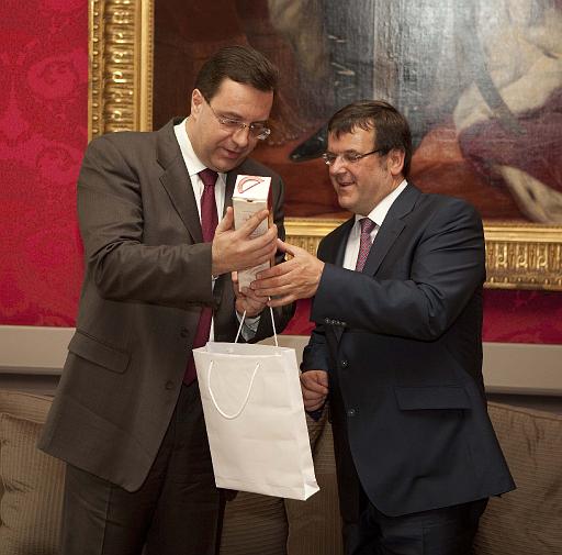 Derrire cette photo se trouve la photo originale, indispensable pour une impression de qualit.