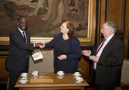 Derrire cette photo se trouve la photo originale, indispensable pour une impression de qualit.
