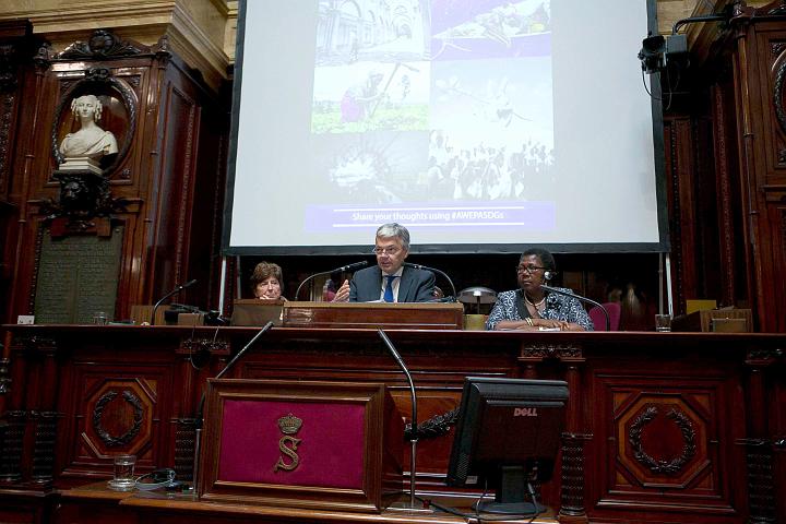 Achter deze foto staat een versie in hoge resolutie, deze versie is onontbeerlijk voor een kwalitatieve afdruk.