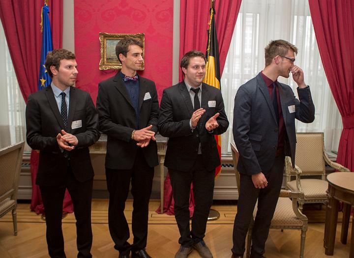 Derrire cette photo se trouve la photo originale, indispensable pour une impression de qualit.
