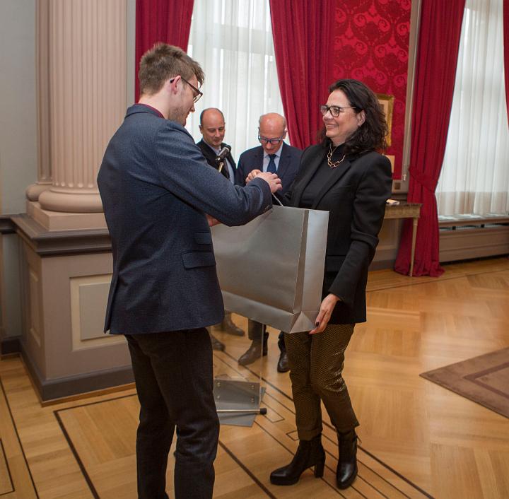 Derrire cette photo se trouve la photo originale, indispensable pour une impression de qualit.