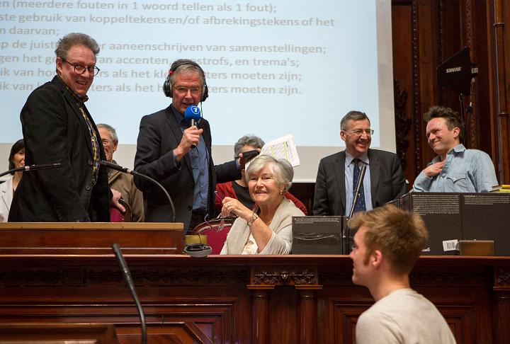 Winnaars Hautekietdictee der Nederlandse taal maken maar 2 fouten