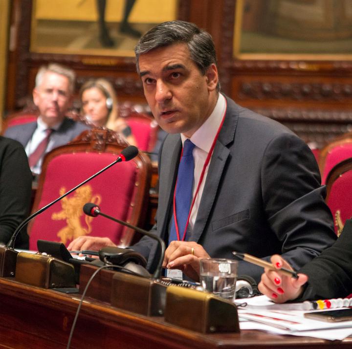 Derrire cette photo se trouve la photo originale, indispensable pour une impression de qualit.