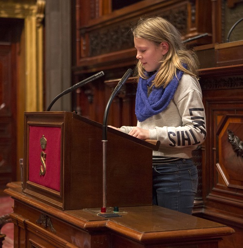 Meisje leest getuigenis van een kind uit de Groote Oorlog