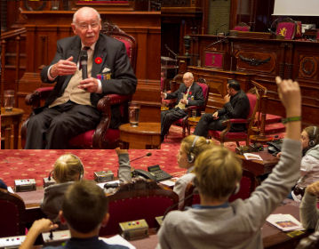 Thierry Coppieters 't Wallant et des enfants dans l'hmicycle du Snat