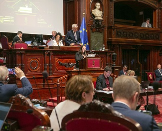 De Senaat benadrukt het belang van de bestrijding van alle vormen van geweld tegen vrouwen