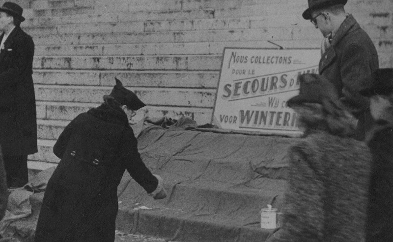 Sur les marches de la Bourse de Bruxelles, chaque citoyen peut dposer son obole en faveur du Secours d'Hiver