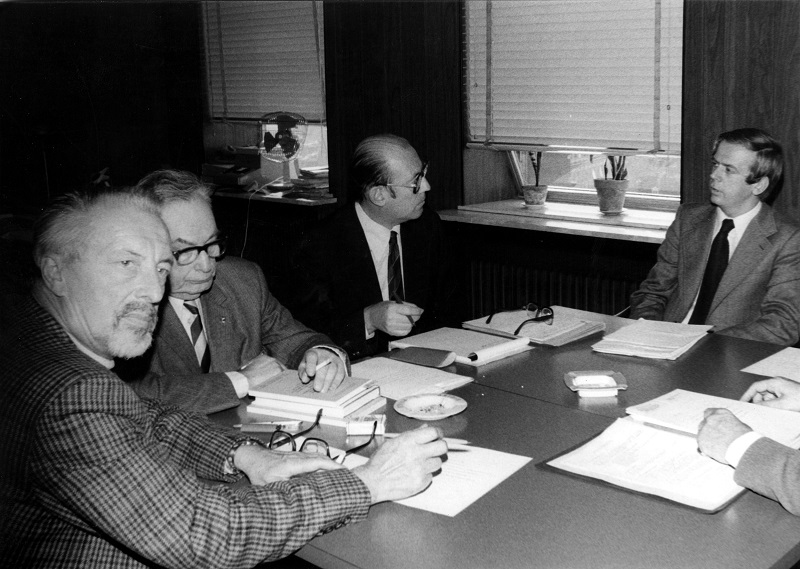 Luc Somerhausen in vergadering bij het Navorsings-en Studiecentrum voor de Geschiedenis van de Tweede Wereldoorlog. Van links naar rechts Jacques Willequet, Luc Somerhausen, Jean Vanwelkenhuyzen en Emiel Lamberts