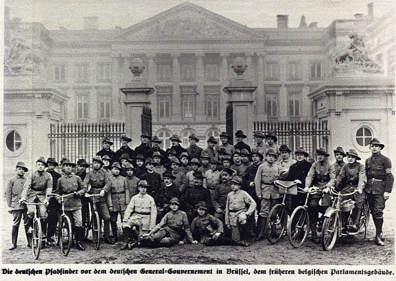 Le groupe Pfadfinder devant le Palais de la Nation