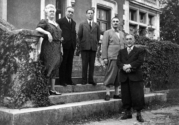 Arthur Vanderpoorten devant sa résidence à Pont-de-Claix, 1941