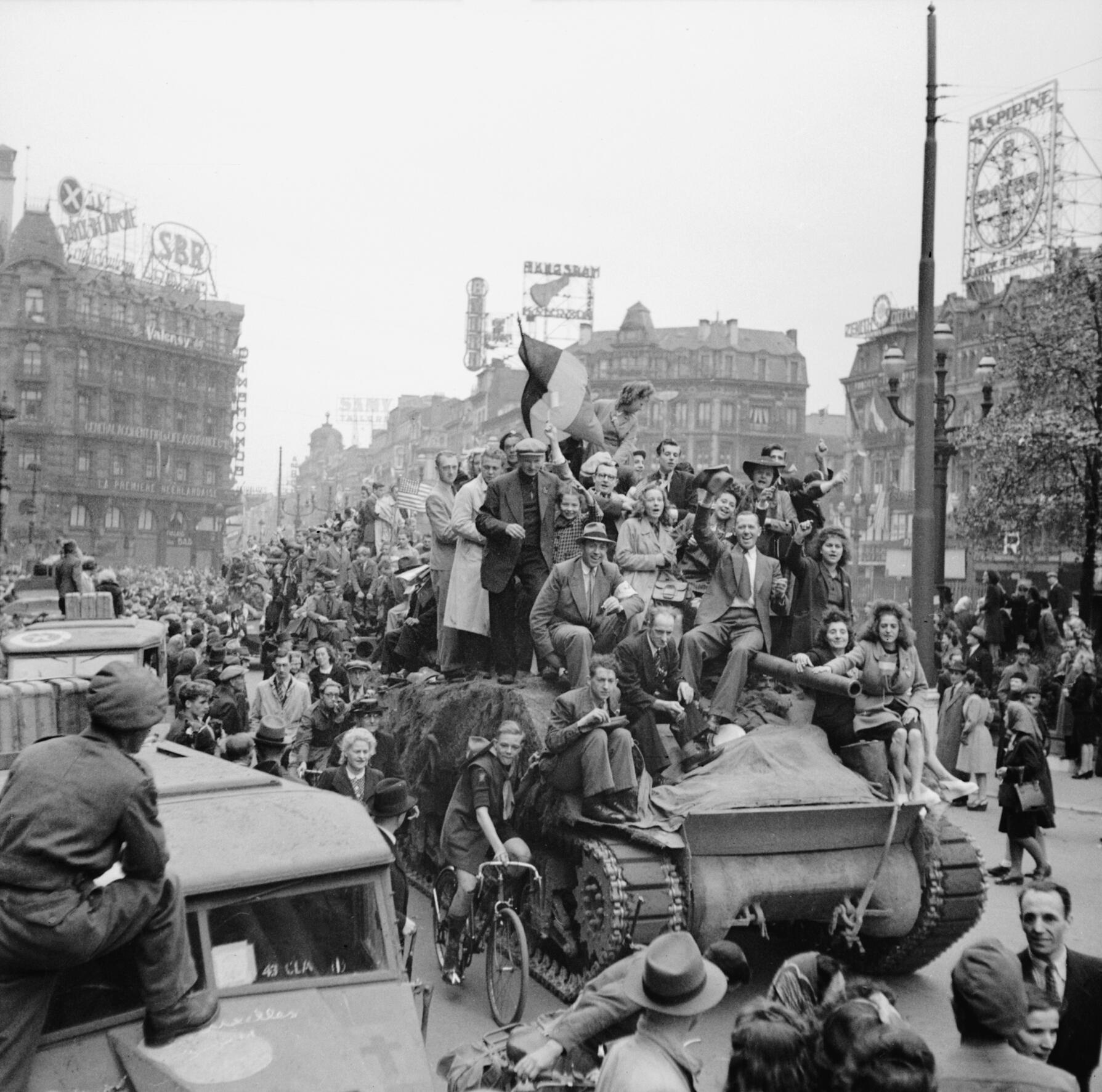 Feestvreugde bij de bevrijding van Brussel door de Britse troepen, 4 september 1944 - Burgers rijden op een Sherman-tank