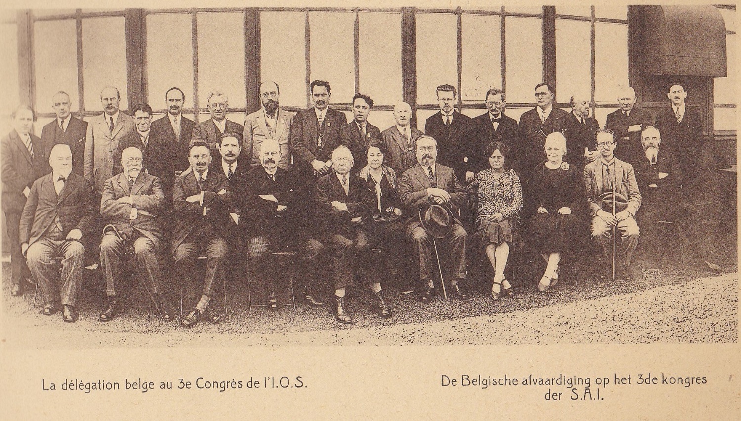 Le congrès de la Troisième Internationale en 1928. Assise, troisième à partir de la droite: Marie Spaak-Janson