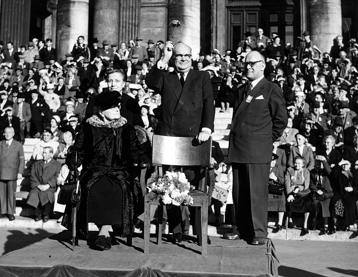 Paul-Henri Spaak en Marie Spaak-Janson tijdens een 1 mei viering in 1957