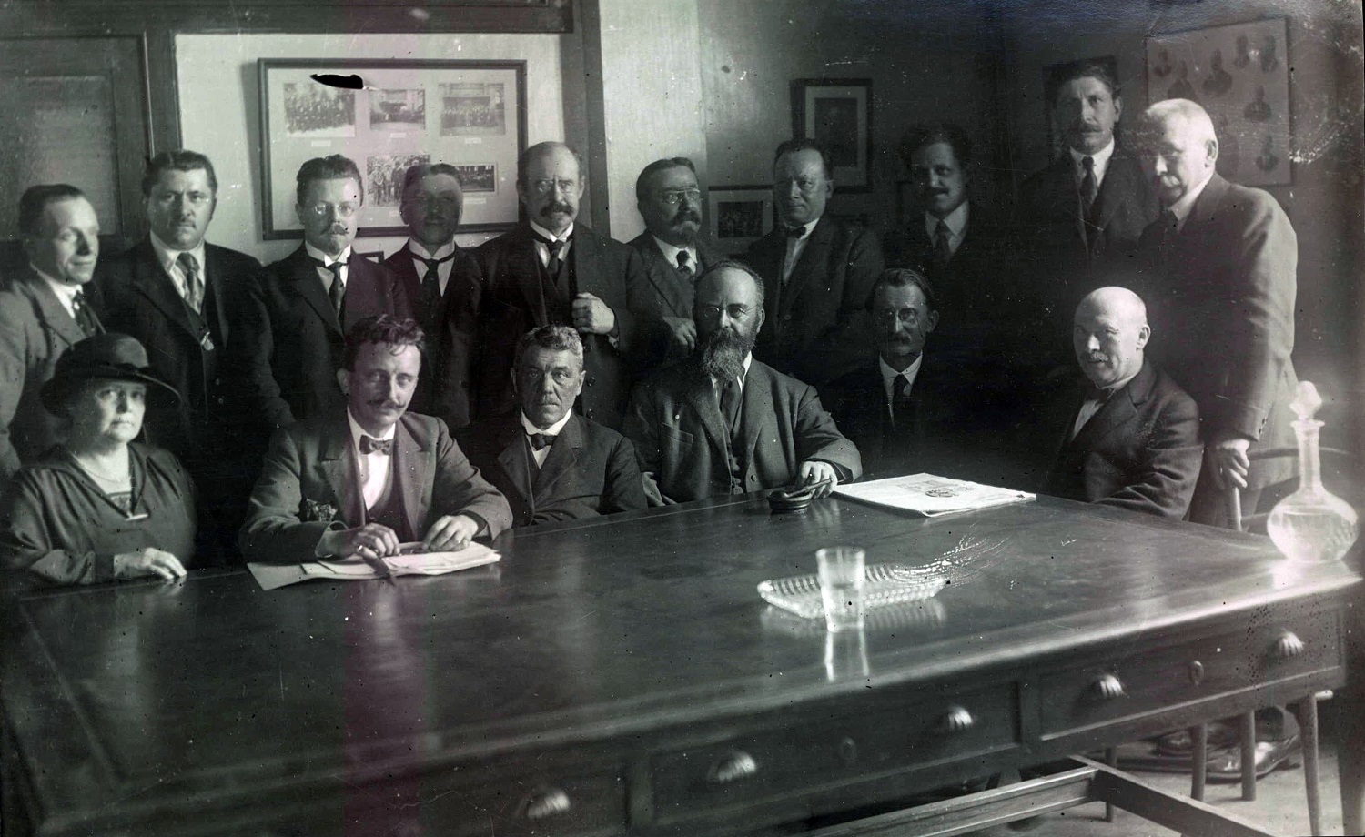 Het bureau van de Algemene Raad van de BWP in 1924. Links aan tafel: Marie Spaak-Janson.
