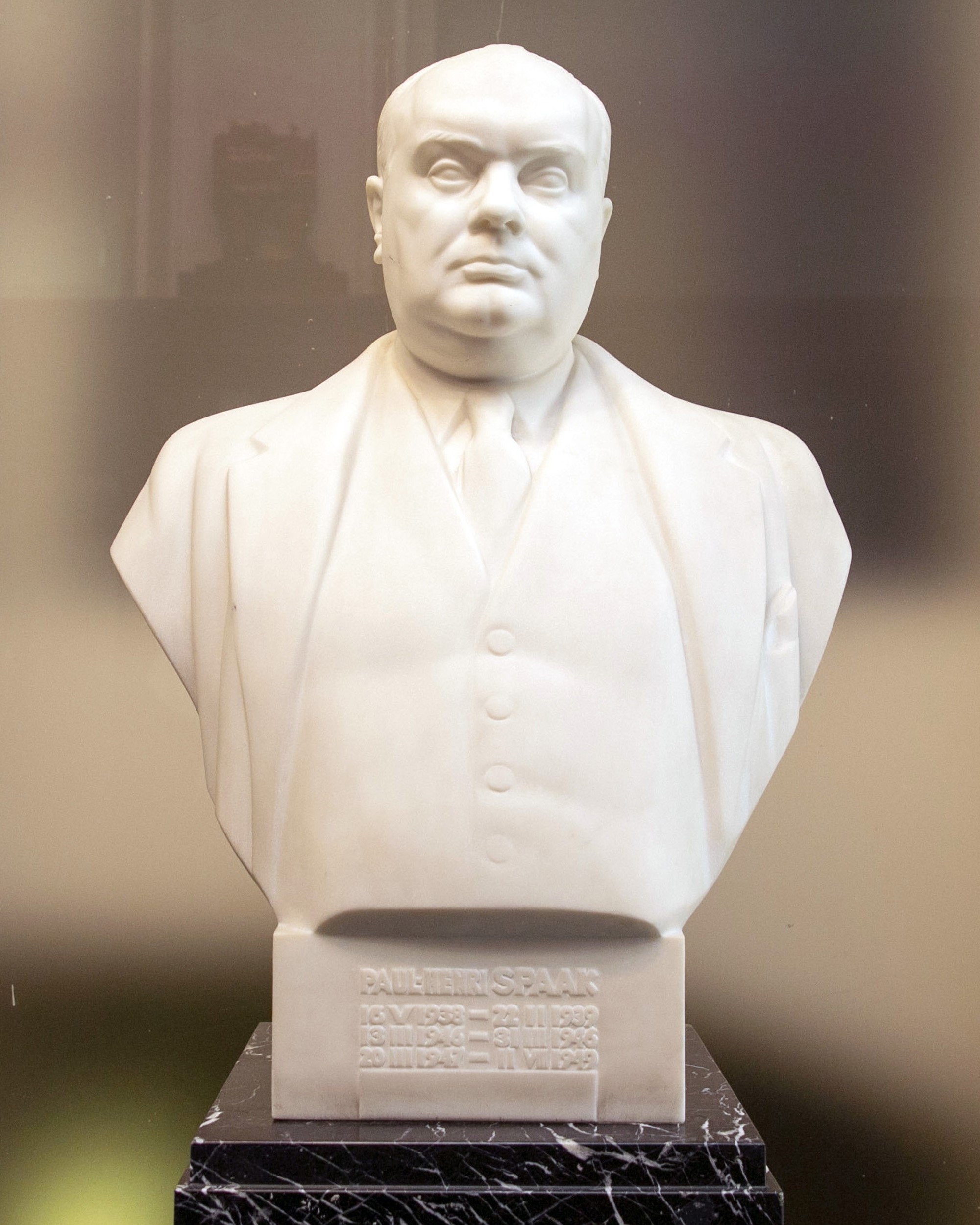 buste de Paul-Henri Spaak par F. Debonnaires