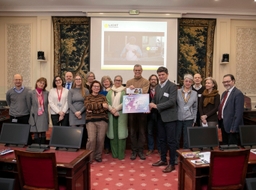 Het Senaatspersoneel steunt “Light for the world”