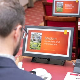 Des fonctionnaires canadiens en visite au Sénat