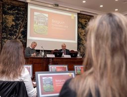 Des fonctionnaires canadiens en visite au Sénat
