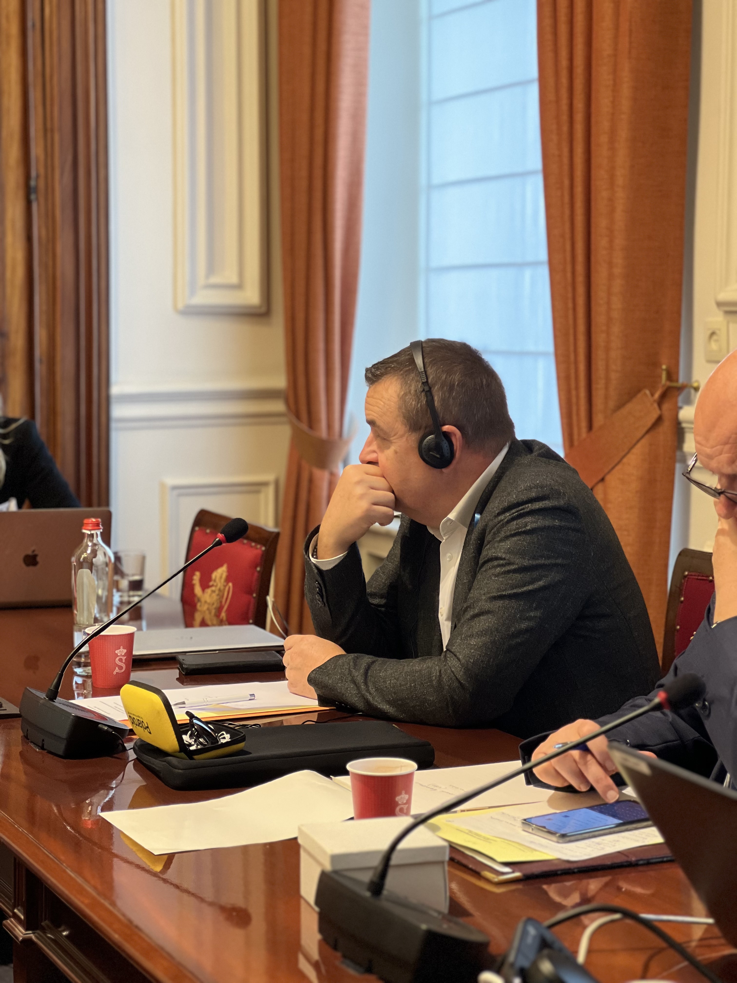  Commissie houdt hoorzitting over de procedures voor overheidsopdrachten