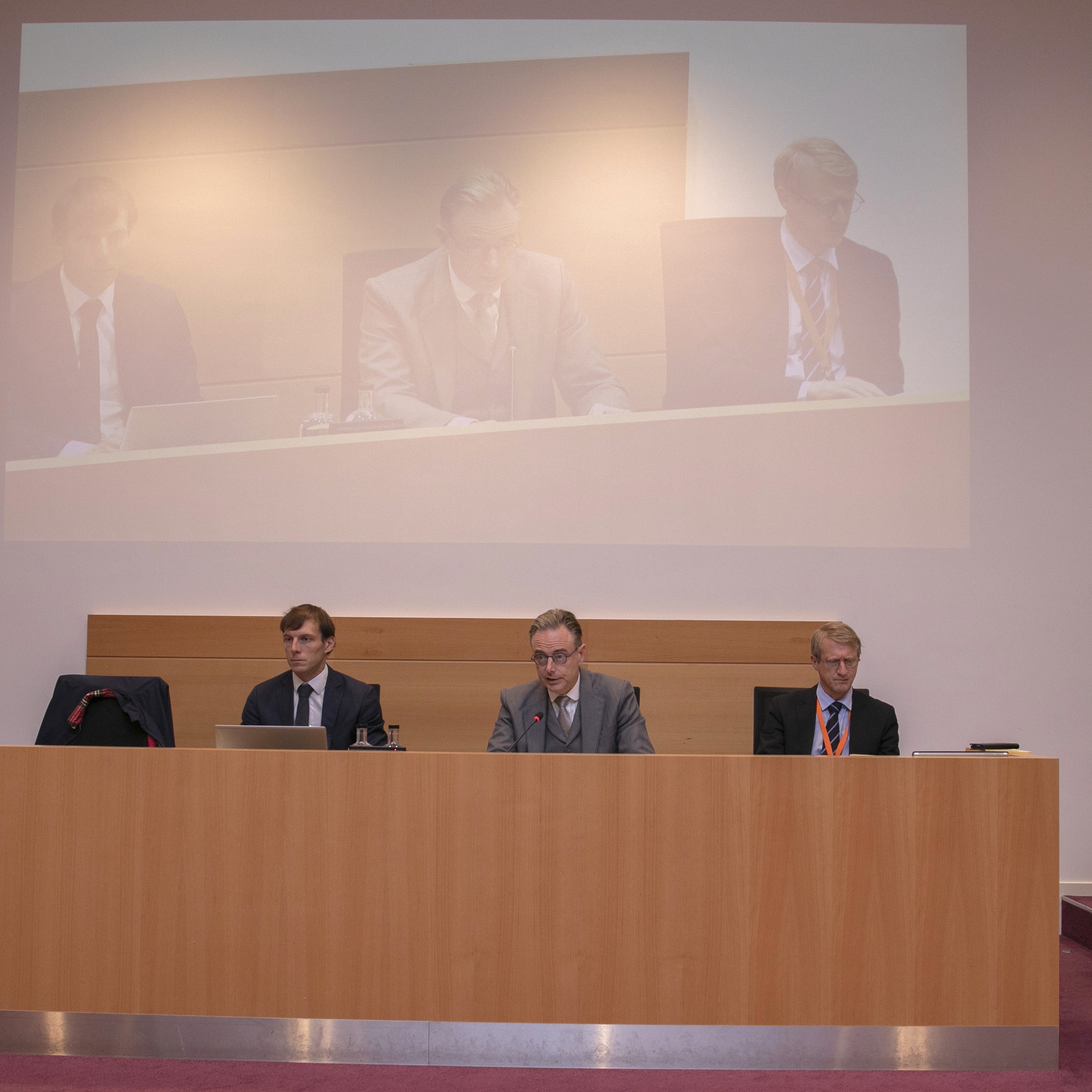  Gedachtewisseling met de premier over verschillende Europese toppen