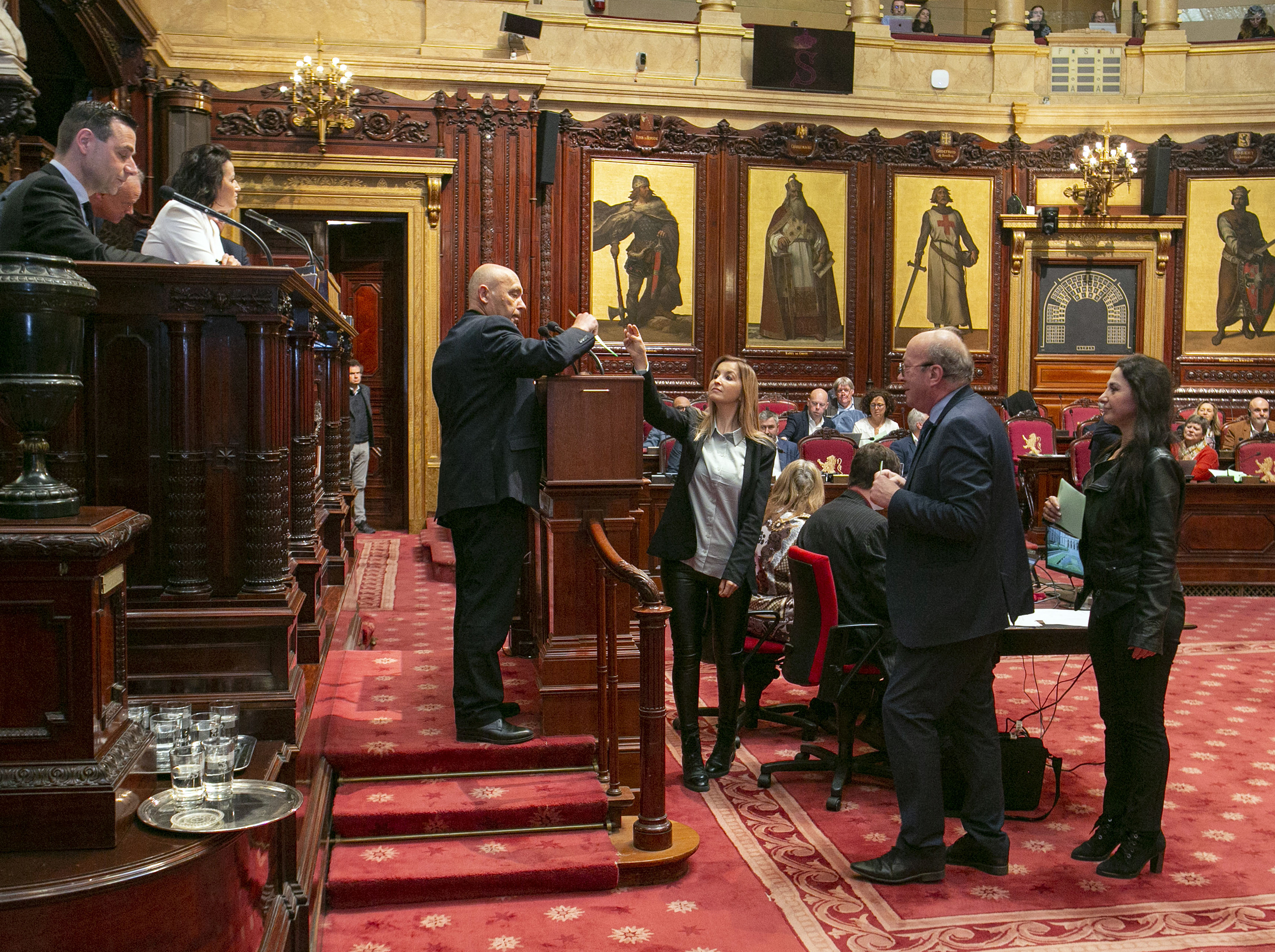  Des sénateurs déposent leur bulletin de vote dans l'urne