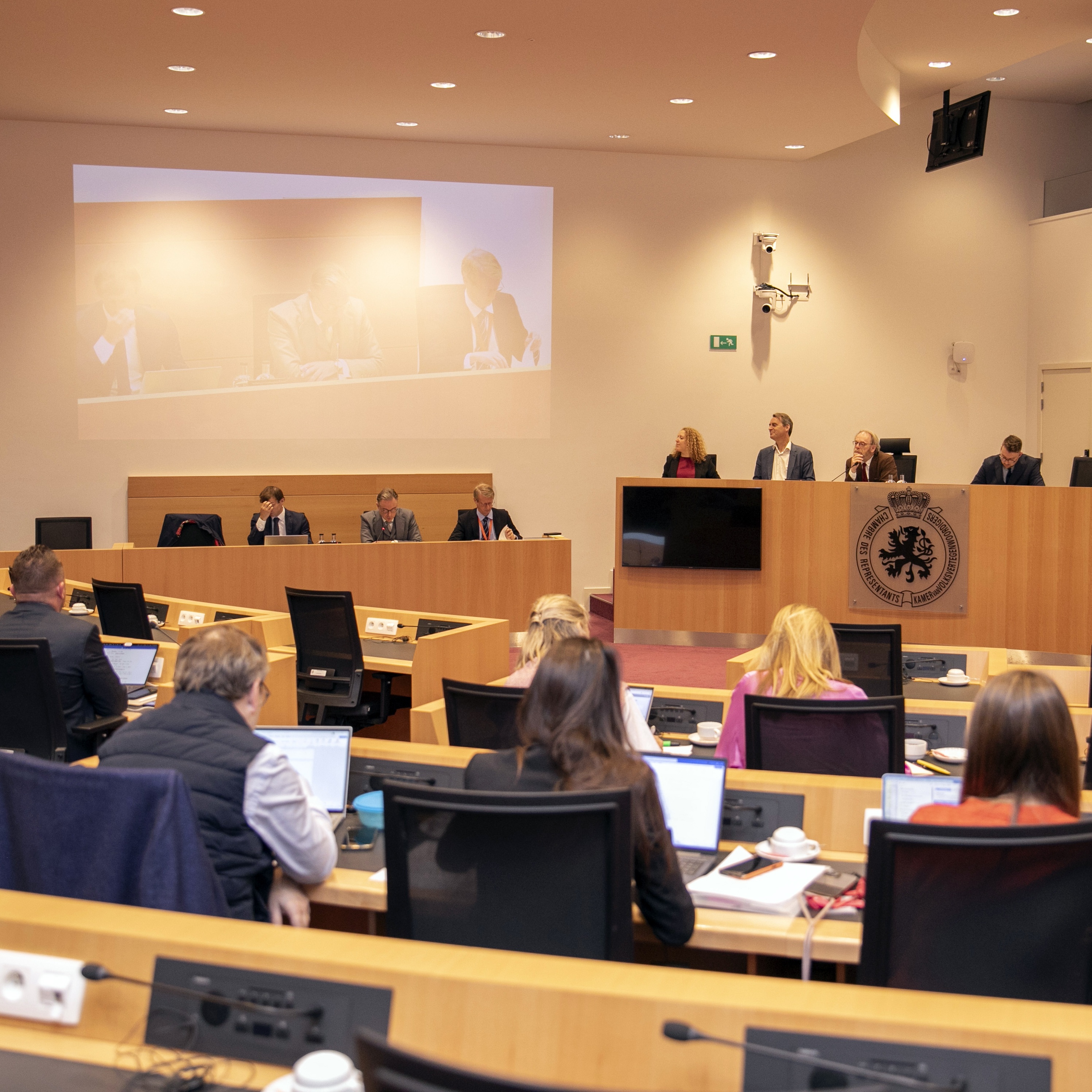  Gedachtewisseling met de premier over verschillende Europese toppen