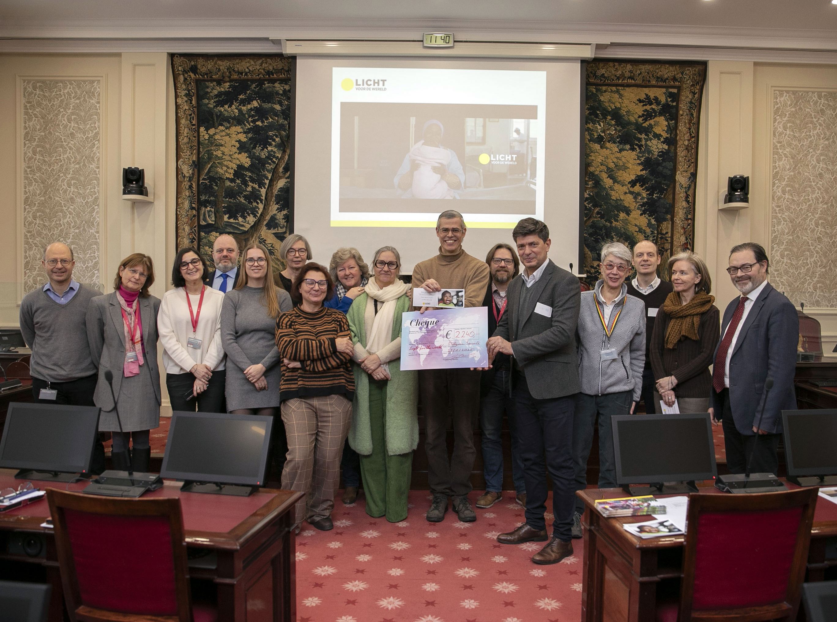  Het Senaatspersoneel steunt “Light for the world”