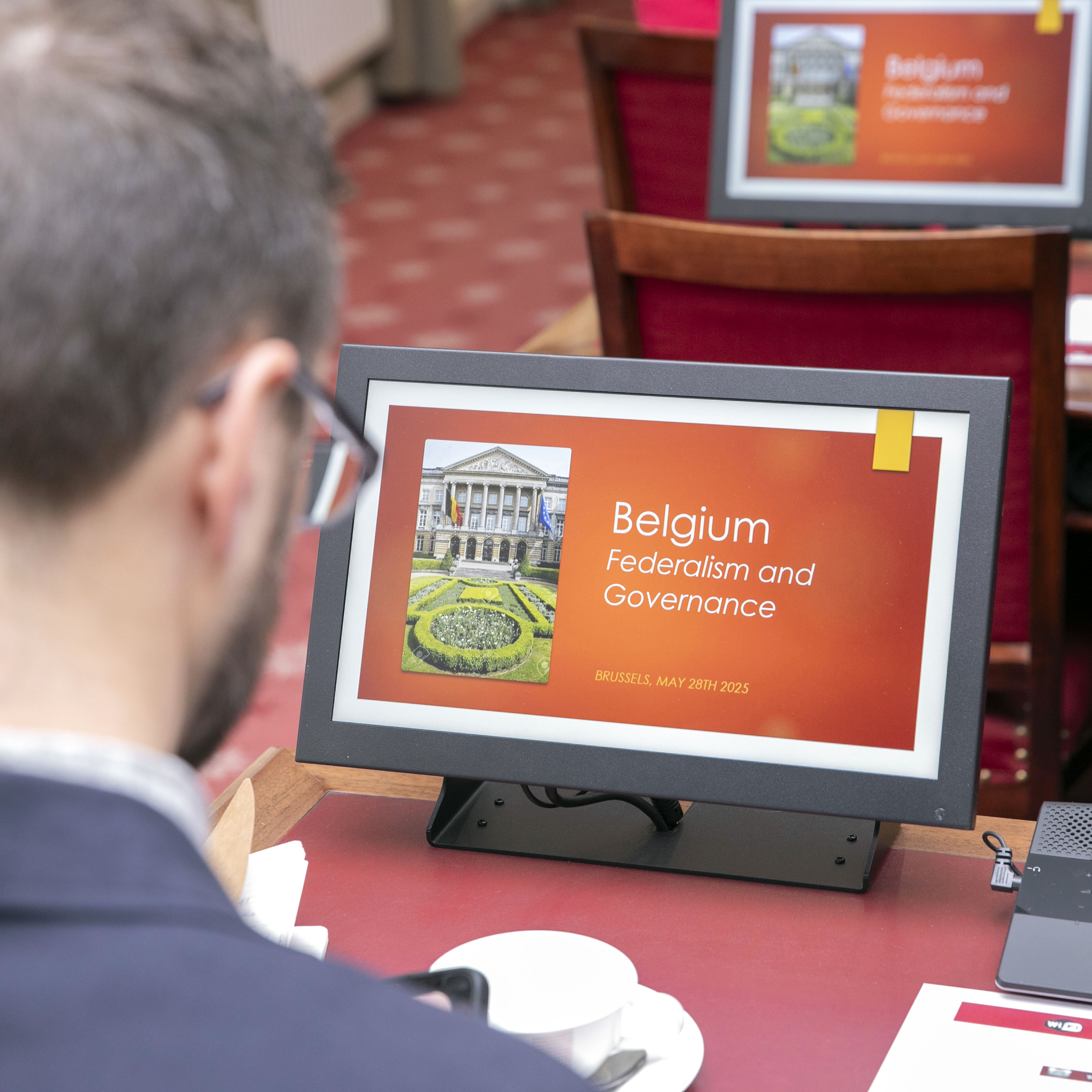  Des fonctionnaires canadiens en visite au Sénat