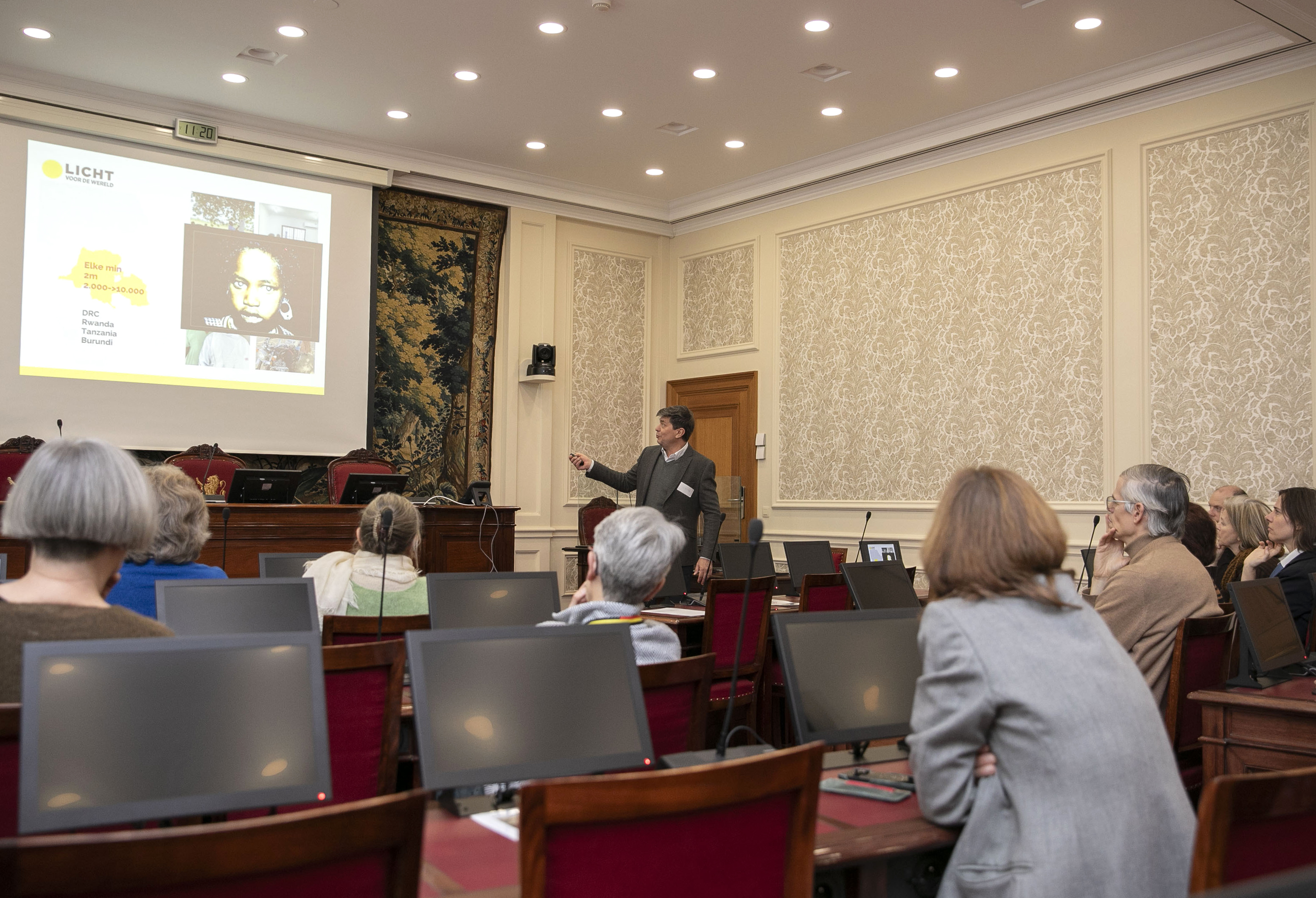  Het Senaatspersoneel steunt “Light for the world”