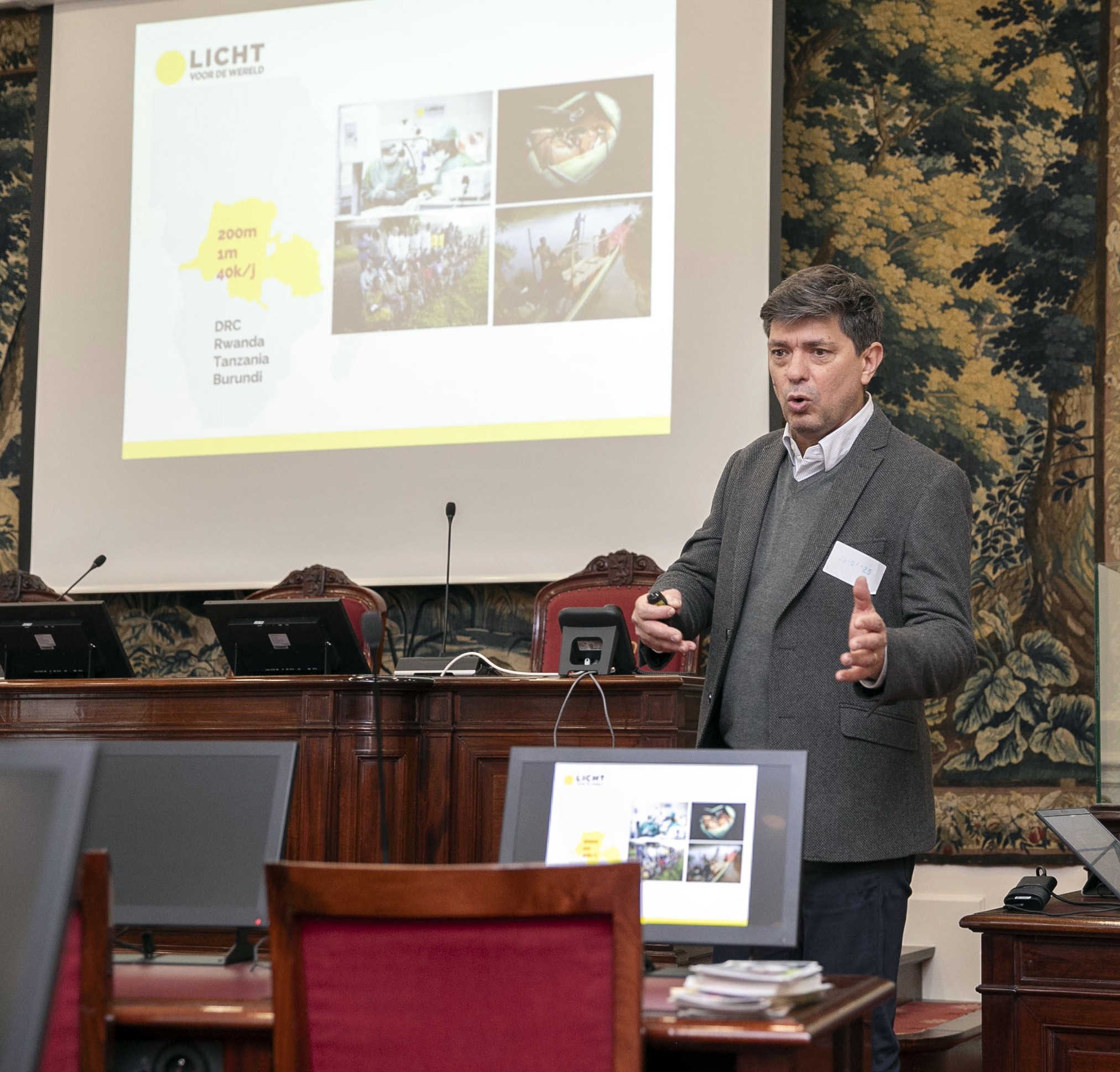  Het Senaatspersoneel steunt “Light for the world”