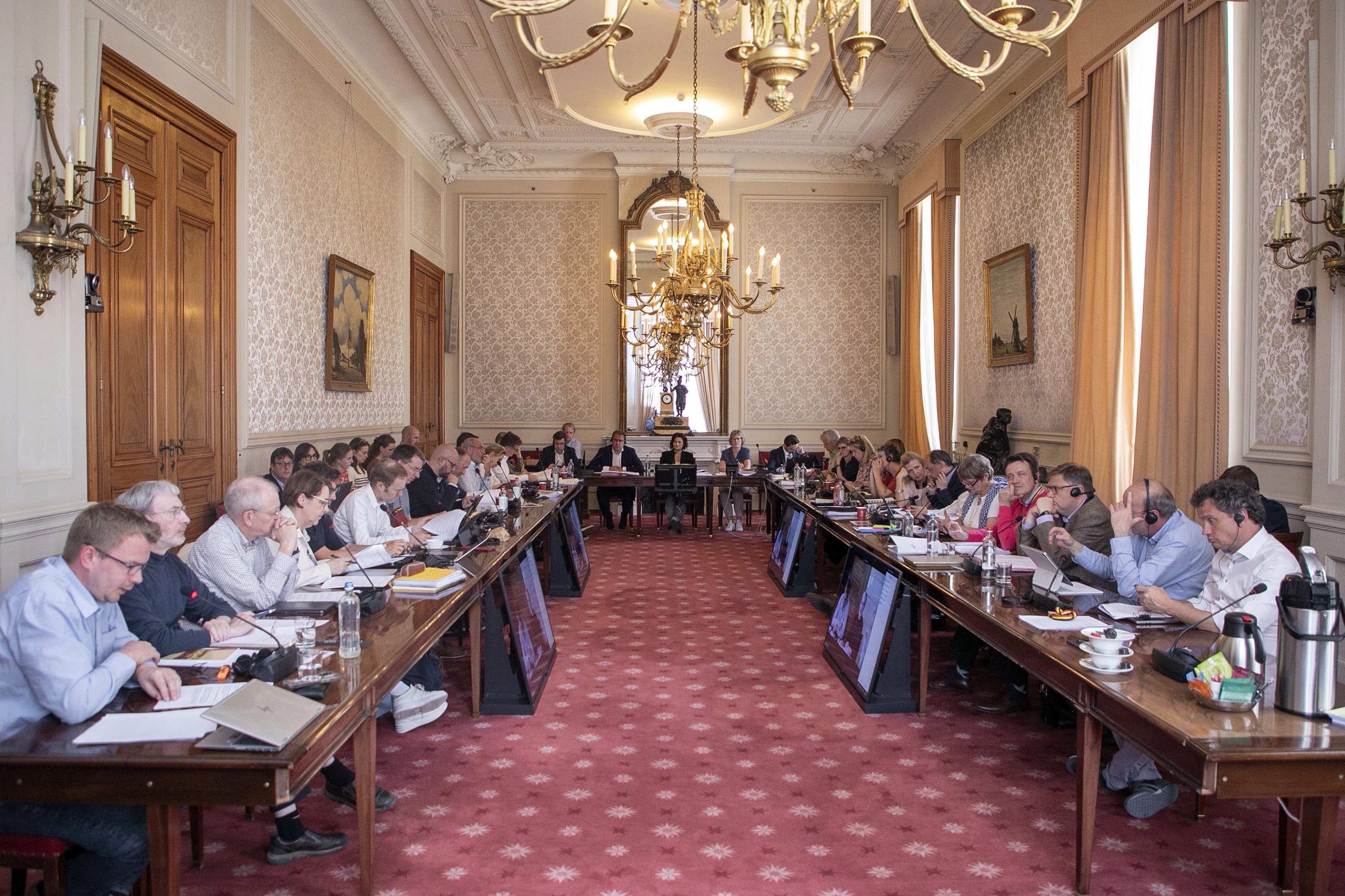  Verklaring tot herziening van de Grondwet besproken in commissie