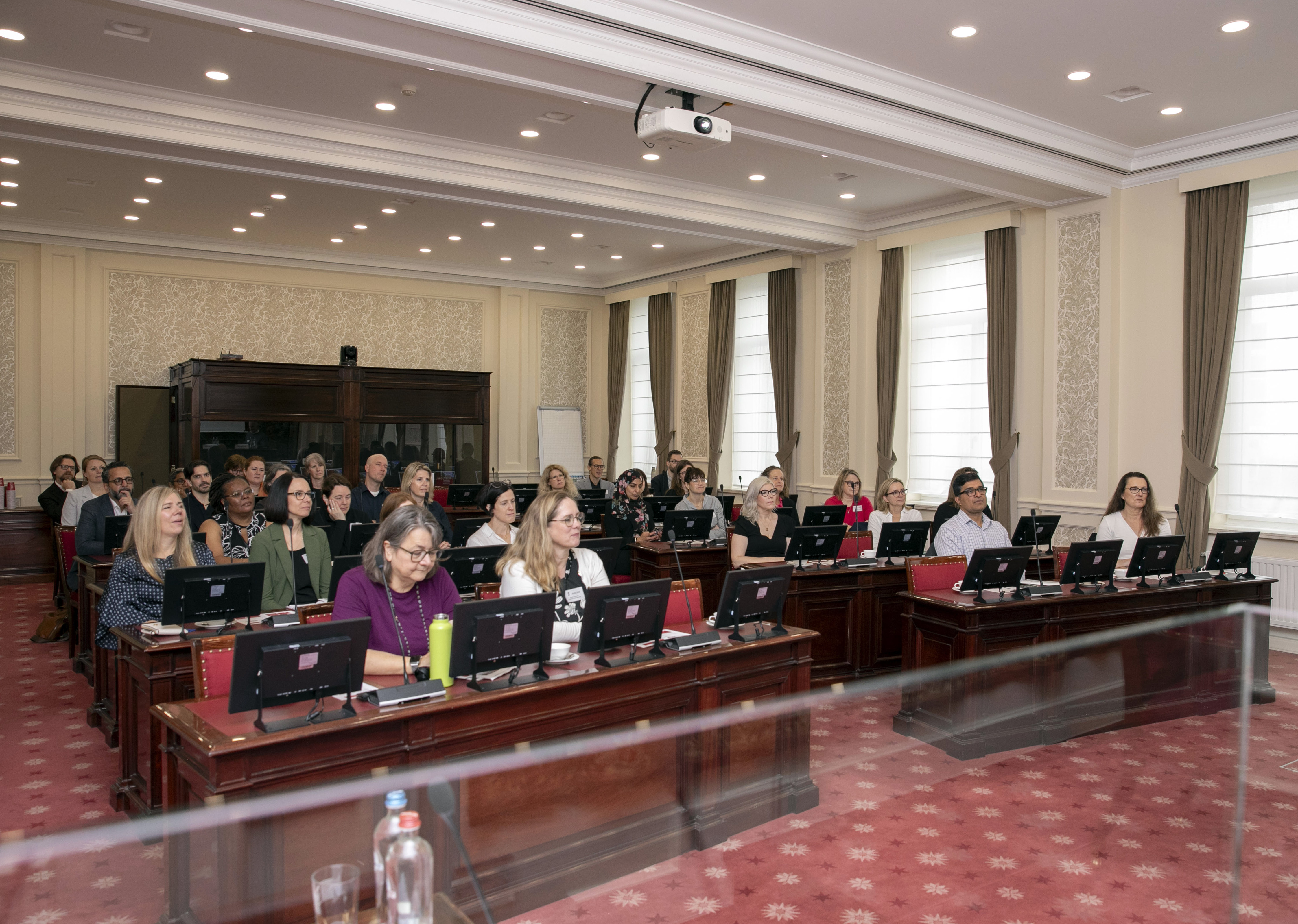  Des fonctionnaires canadiens en visite au Sénat