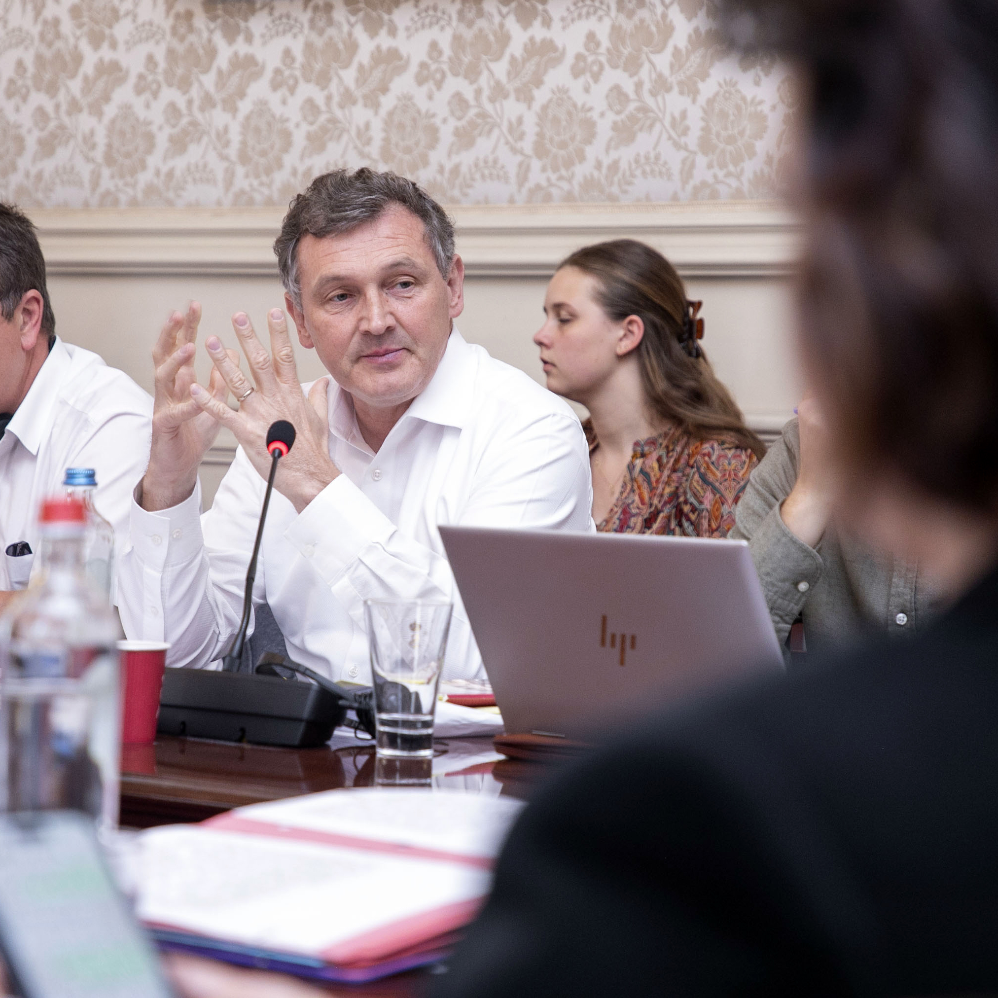  Verklaring tot herziening van de Grondwet besproken in commissie
