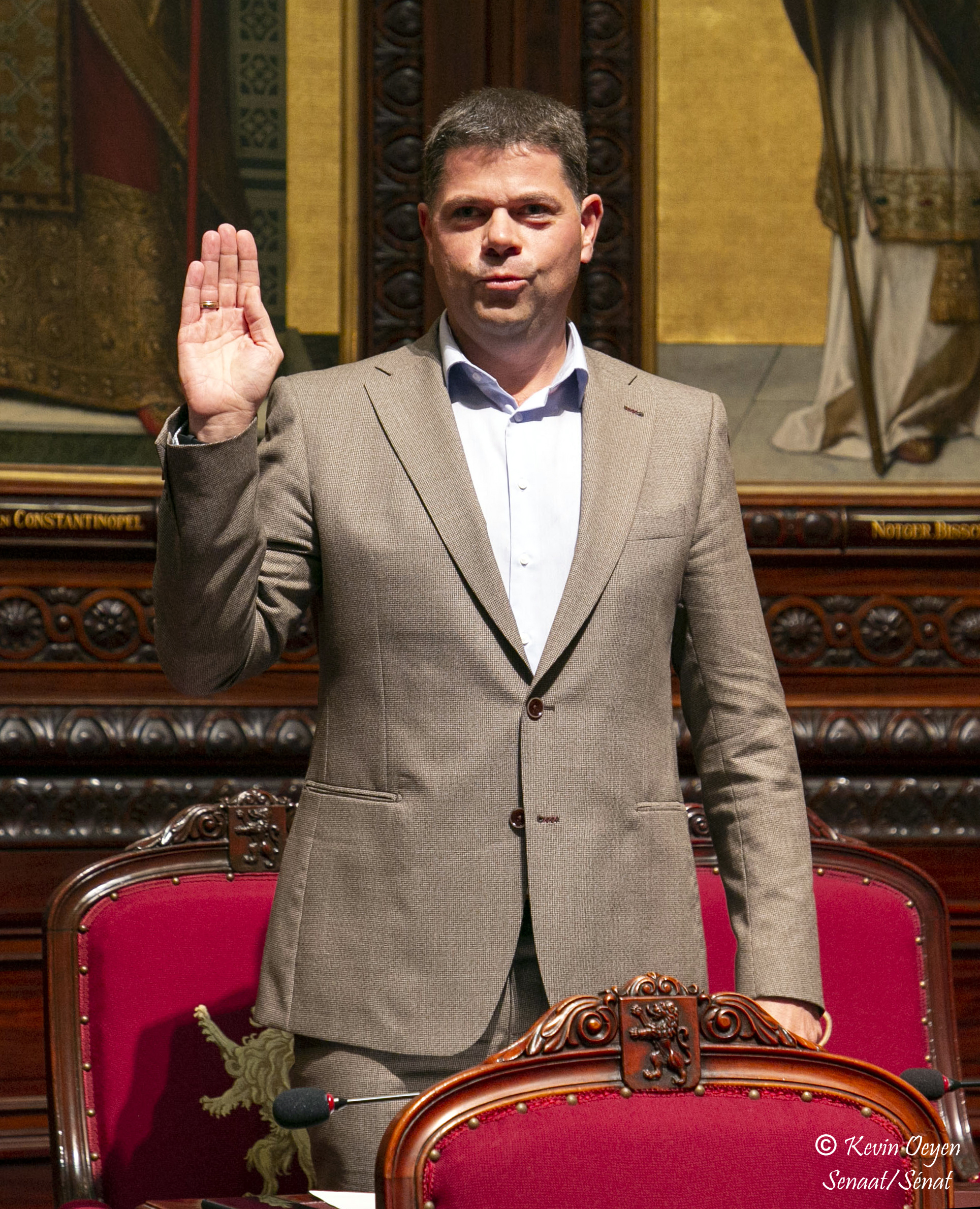  Twee nieuwe senatoren leggen de eed af