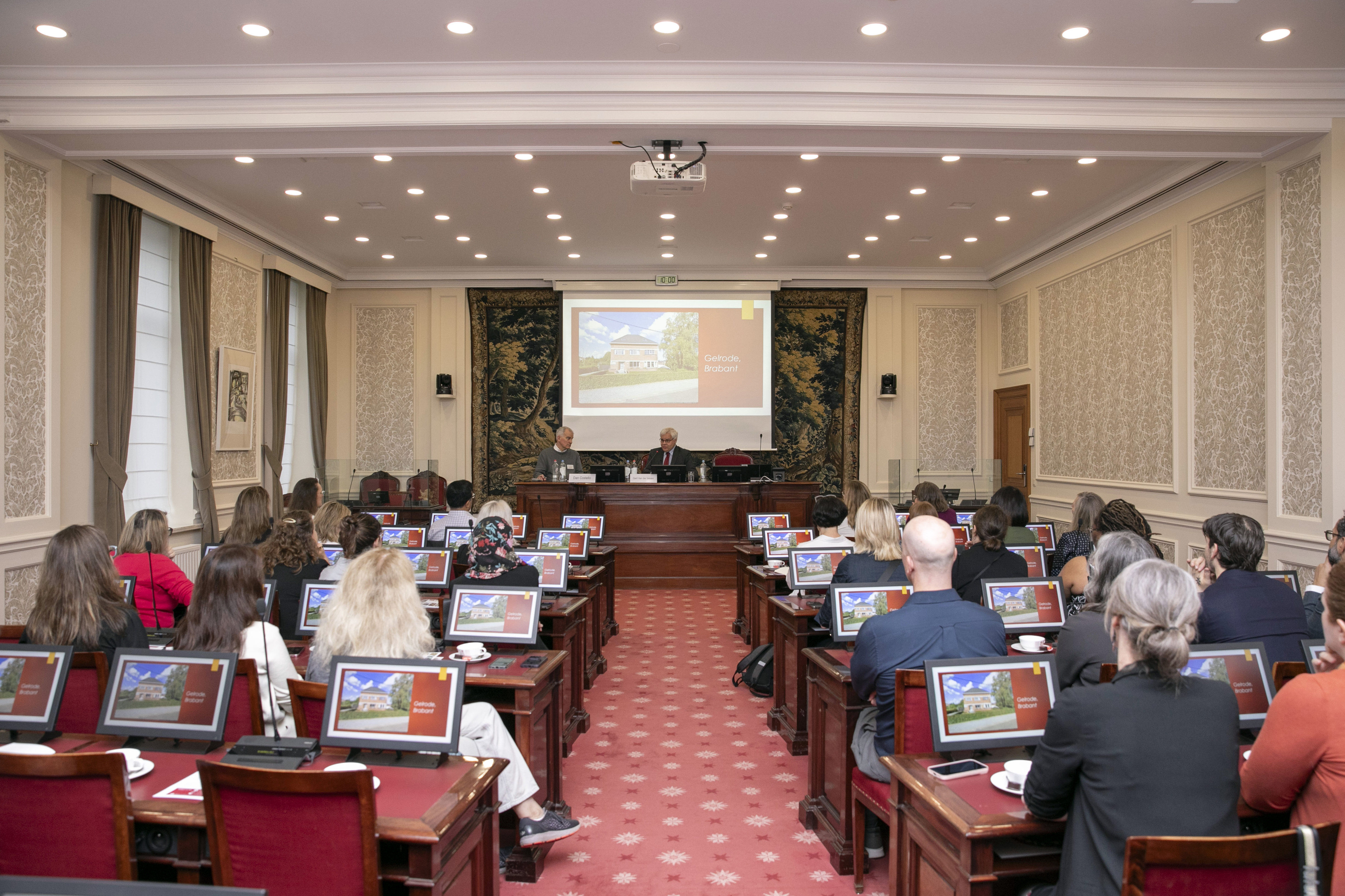  Des fonctionnaires canadiens en visite au Sénat